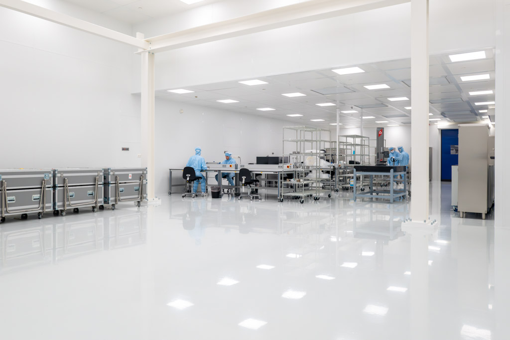 Cleanroom with operators