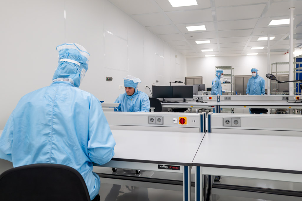 Cleanroom with operators